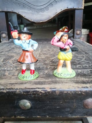 2 Bonecos pequenos em Gesso - ler anuncio