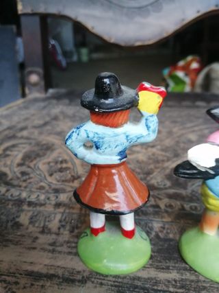 2 Bonecos pequenos em Gesso - ler anuncio