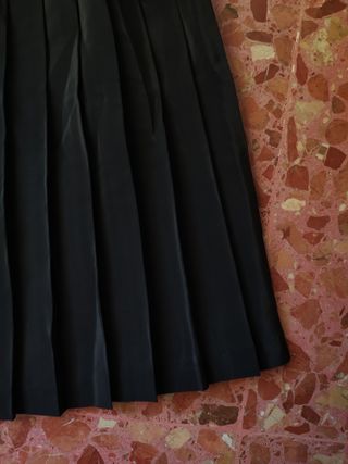 Falda plisada negra