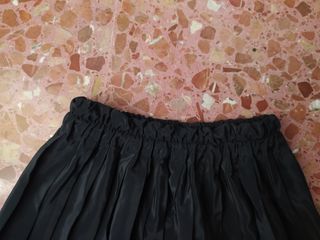 Falda plisada negra
