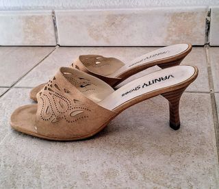 Sandalias mules destalonadas, de piel perforada