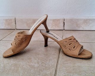 Sandalias mules destalonadas, de piel perforada