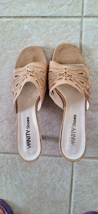 Sandalias mules destalonadas, de piel perforada