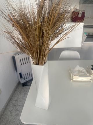 Jarrón blanco con trigo