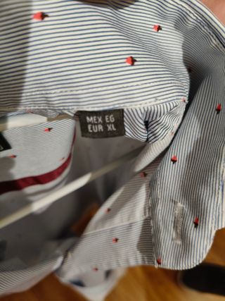 Camisa DR&N azul rayas con estampado  rojos-