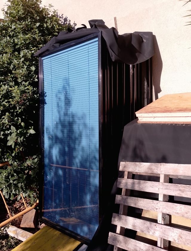 Ventana fija con persiana integrada