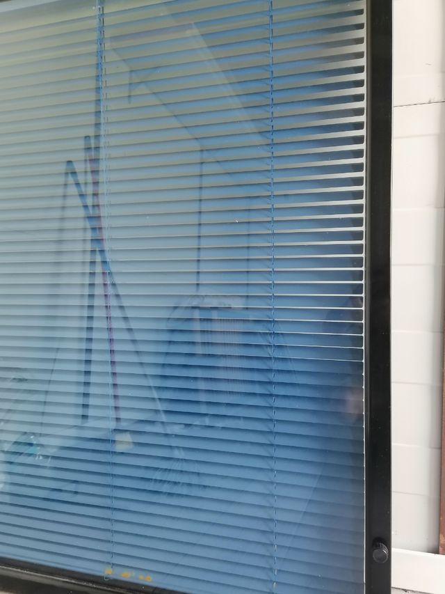 Ventana fija con persiana integrada