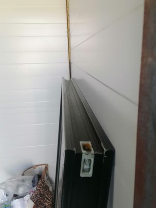 Ventana fija con persiana integrada