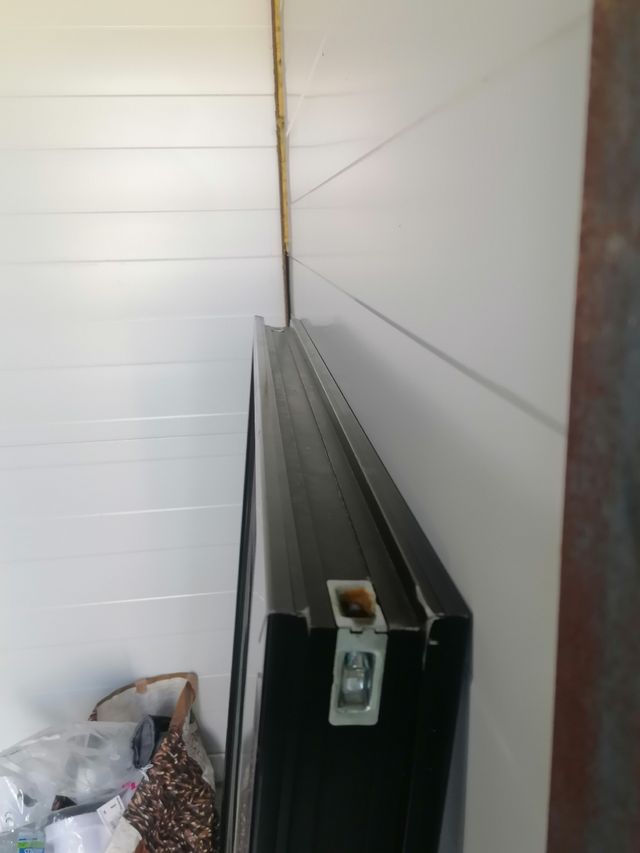 Ventana fija con persiana integrada