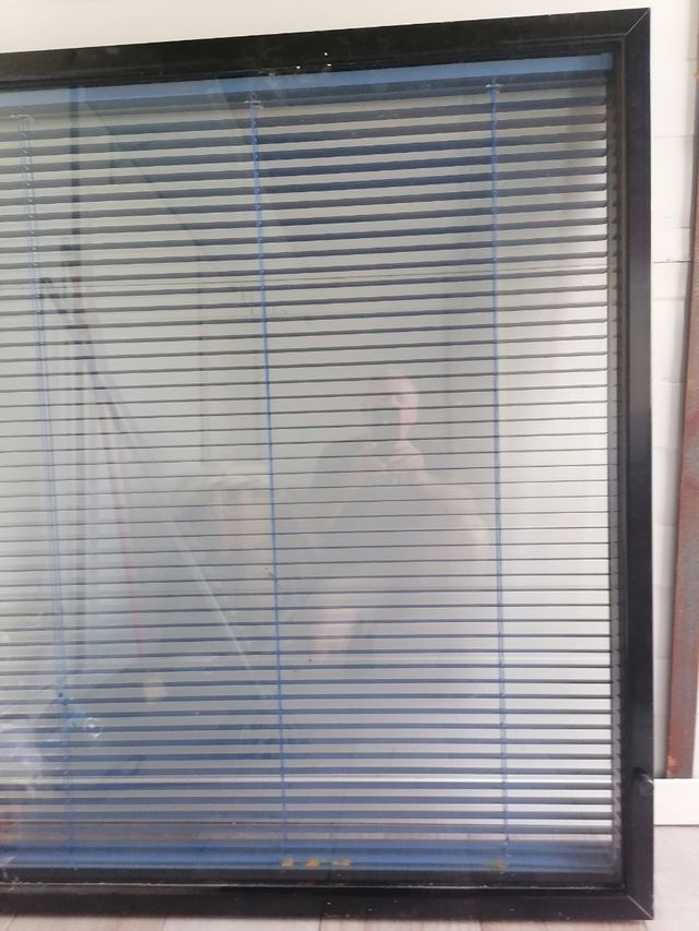 Ventana fija con persiana integrada