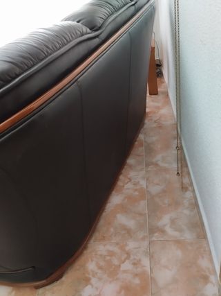 Sofá 3 plazas de piel y dos individuales.