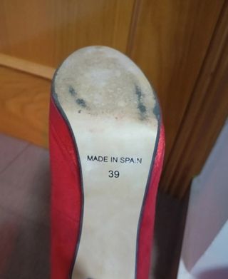 Tacones rojos Ángela Alarcón