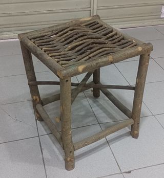 Taburete rústico de madera