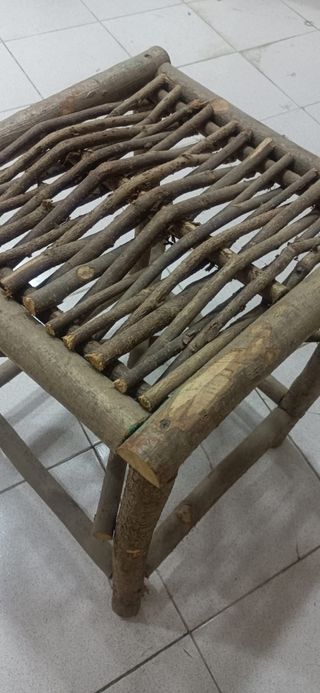 Taburete rústico de madera