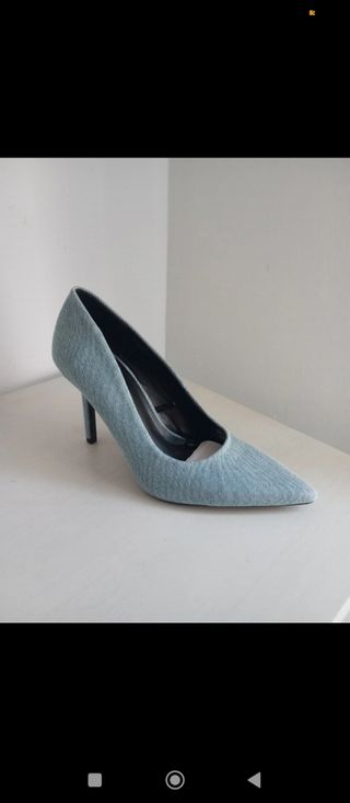 Zapatos tacón fino azul vaquero de Lefties