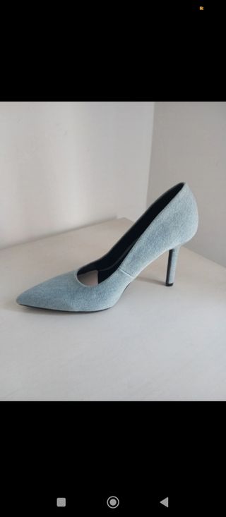 Zapatos tacón fino azul vaquero de Lefties