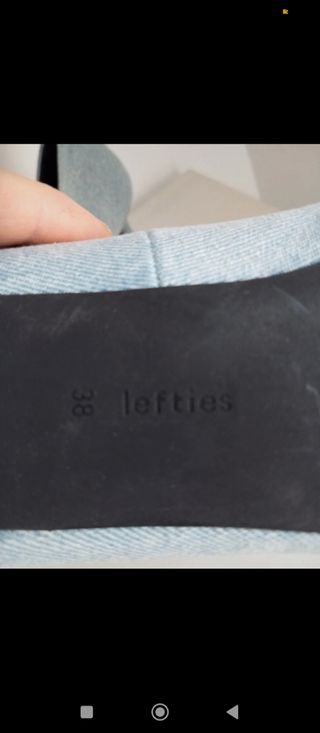 Zapatos tacón fino azul vaquero de Lefties