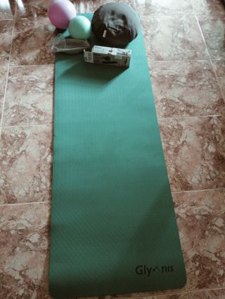Kit Yoga: Pesas, cojín y pelotas