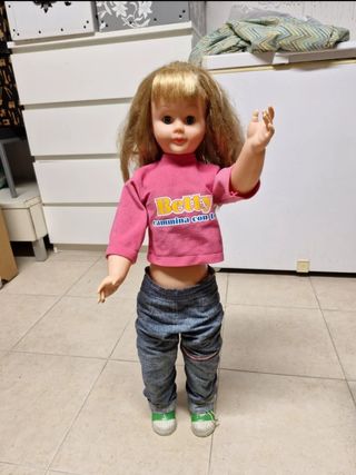 Bambola Betty cammina con te