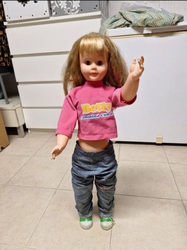 Bambola Betty cammina con te