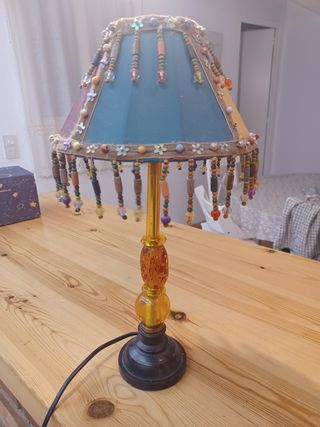 Lampara de mesa vintage con abalorios de colores.