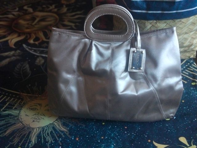 Bolso dorado de mano