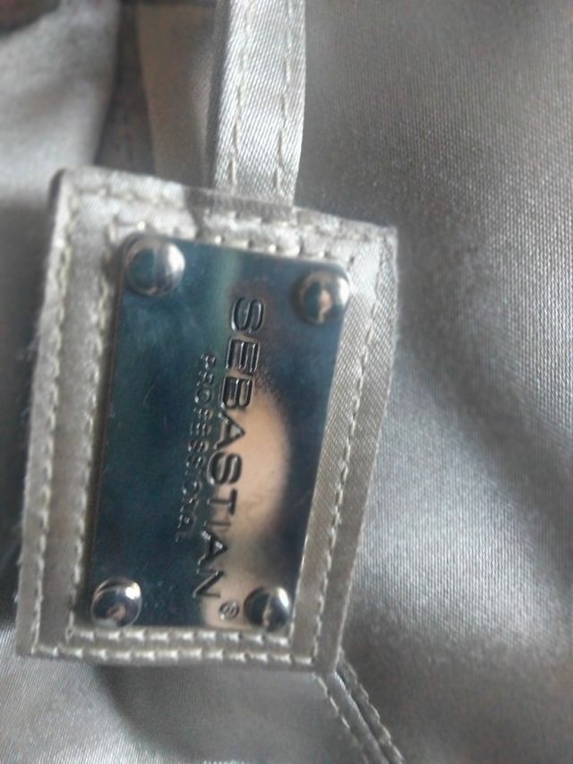 Bolso dorado de mano