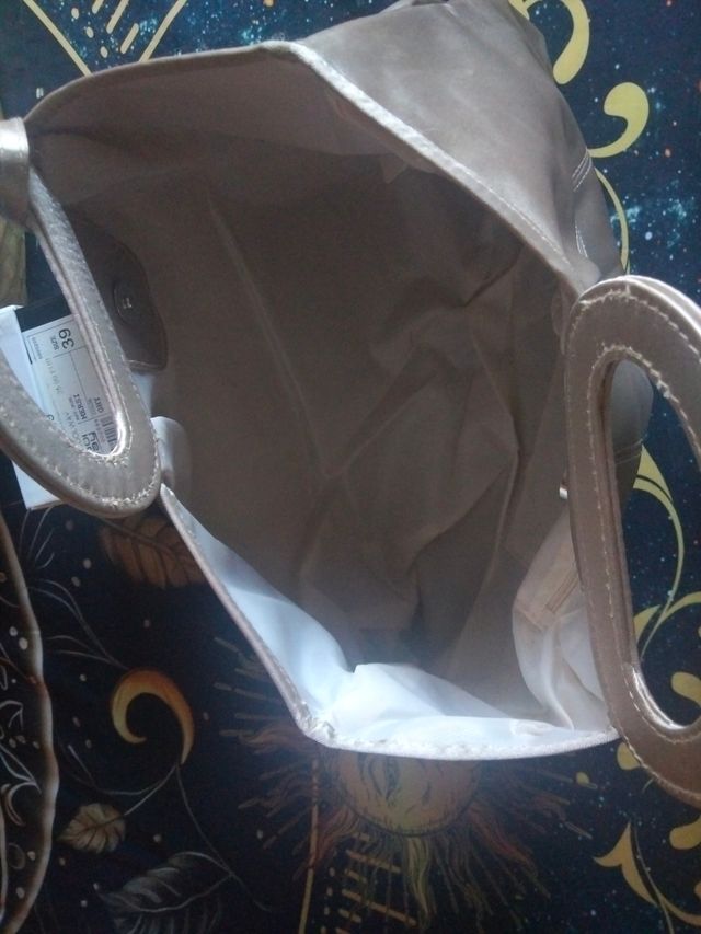 Bolso dorado de mano