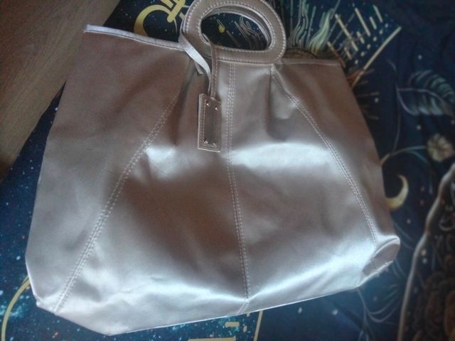 Bolso dorado de mano