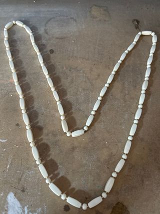 Collar blanco de cuentas