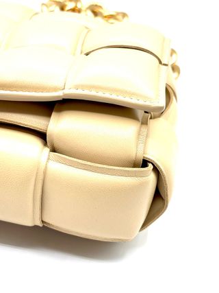 Bolso Bottega Veneta Cassette acolchado beige