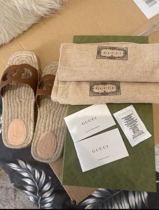 Sandalias Gucci planas marrones