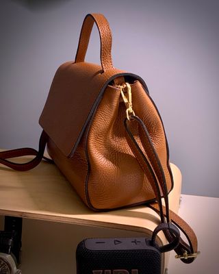 Bolso de piel marrón minimalista elegante