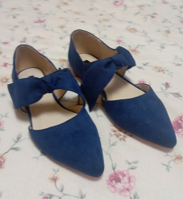 Zapatos casi planos azul con lazo