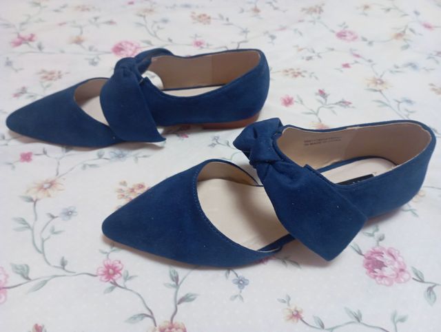 Zapatos casi planos azul con lazo