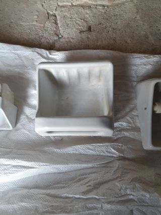 Jabonera y portarrollos antiguos