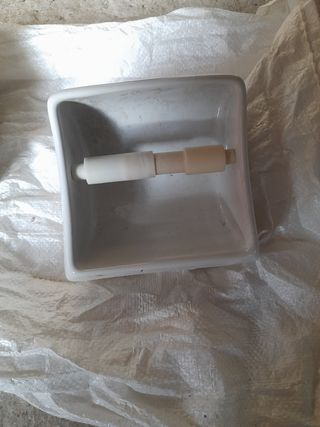 Jabonera y portarrollos antiguos