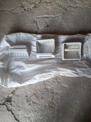 Jabonera y portarrollos antiguos