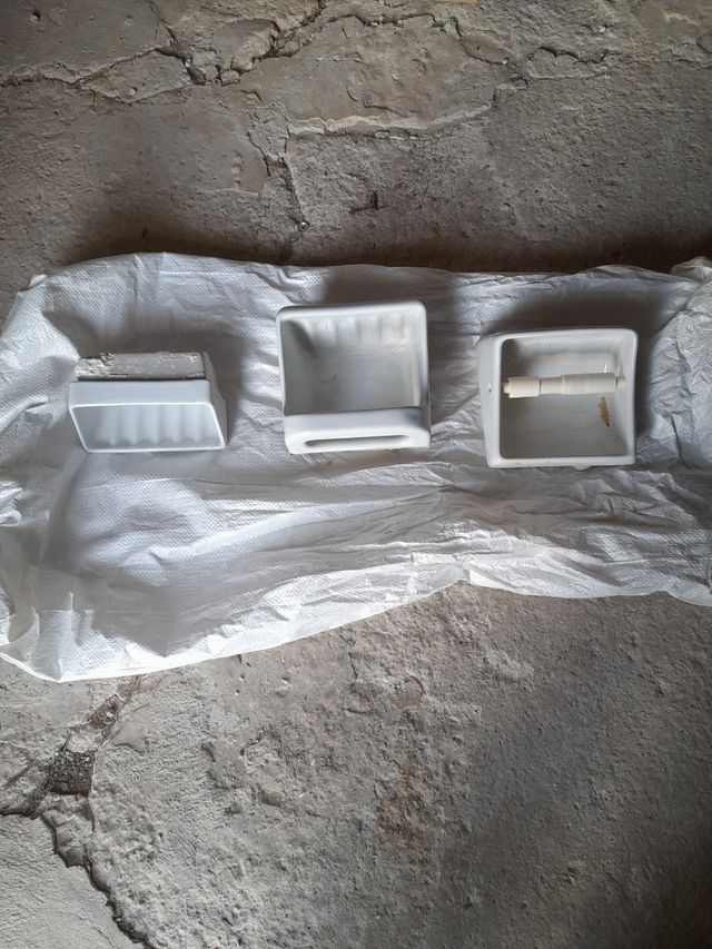 Jabonera y portarrollos antiguos