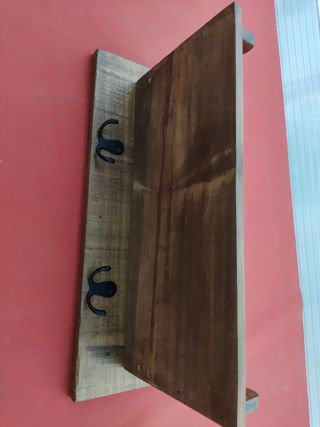 Repisa de madera marrón