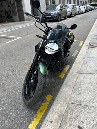 Moto Guzzi V7 III Stone- Centenario con alforjas