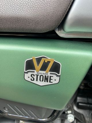 Moto Guzzi V7 III Stone- Centenario con alforjas