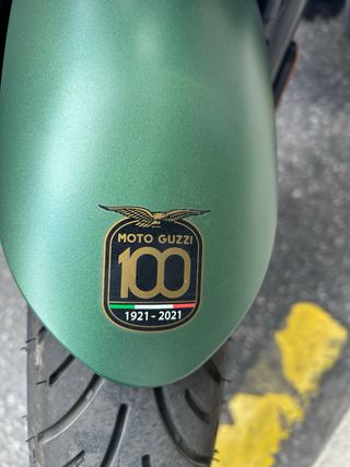 Moto Guzzi V7 III Stone- Centenario con alforjas