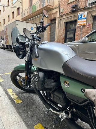 Moto Guzzi V7 III Stone- Centenario con alforjas