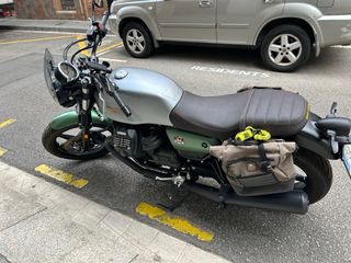 Moto Guzzi V7 III Stone- Centenario con alforjas