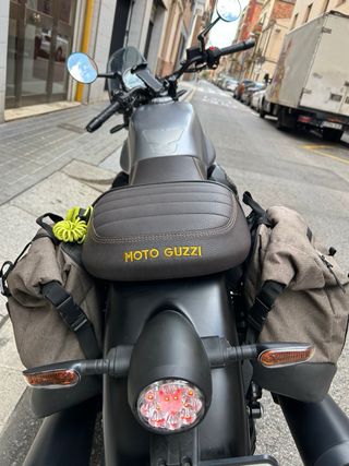 Moto Guzzi V7 III Stone- Centenario con alforjas