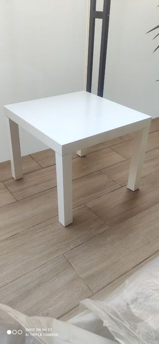 Mesa auxiliar blanca, marca IKEA