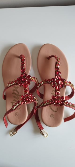 Sandalias planas rojas con cristales ideal bodas