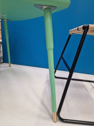Mesita auxiliar verde LOVBACKEN