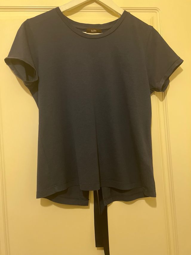 Camiseta Globe azul, espalda abierta